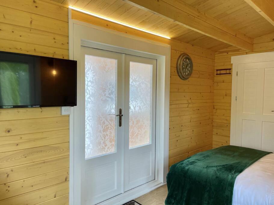 Willow Tree Lodge - Cosy Lodge In The Heart Of The Kent Countryside Littlebourne Exterior photo